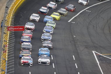 27 Mayıs 2018 - Concord, Kuzey Carolina, ABD: Kyle Busch (18) liderleri alan Charlotte Motor Speedway Concord, Kuzey Carolina, Coca-Cola 600 için.