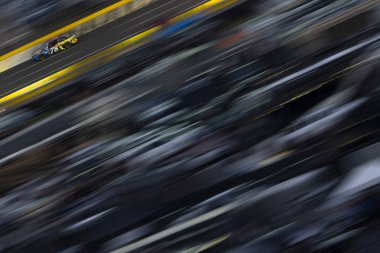 27 Mayıs 2018 - Concord, Kuzey Carolina, ABD: Martin Truex, Jr (78) yarışları Charlotte Motor Speedway Concord, Kuzey Carolina, Coca-Cola 600 sırasında arka streç aşağı.