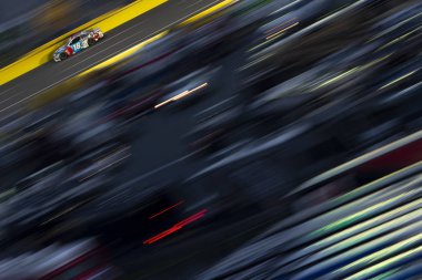 27 Mayıs 2018 - Concord, Kuzey Carolina, ABD: Kyle Busch (18) yarışları Charlotte Motor Speedway Concord, Kuzey Carolina, Coca-Cola 600 sırasında arka streç aşağı.