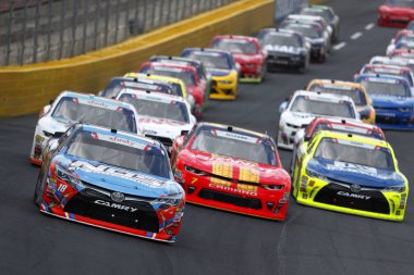 26 Mayıs 2018 - Concord, Kuzey Carolina, ABD: Concord, Kuzey Carolina'da döner Charlotte Motor Speedway, Alsco 300 sırasında aracılığıyla arabasını getiriyor Kyle Busch (18).