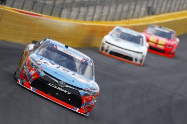 26 Mayıs 2018 - Concord, Kuzey Carolina, ABD: Concord, Kuzey Carolina'da döner Charlotte Motor Speedway, Alsco 300 sırasında aracılığıyla arabasını getiriyor Kyle Busch (18).