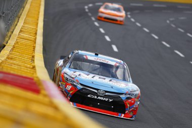 26 Mayıs 2018 - Concord, Kuzey Carolina, ABD: Concord, Kuzey Carolina'da döner Charlotte Motor Speedway, Alsco 300 sırasında aracılığıyla arabasını getiriyor Kyle Busch (18).