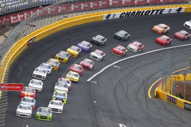 26 Mayıs 2018 - Concord, Kuzey Carolina, ABD: Brad Keselowski (22) ve Tyler Reddick (9) Charlotte Motor Speedway Concord, Kuzey Carolina, Alsco 300 sırasında yeniden başlatma dört dönüp sahadan yol.