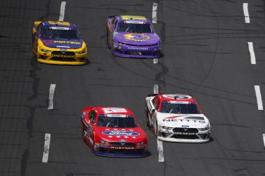 26 Mayıs 2018 - Concord, Kuzey Carolina, ABD: Ty Majeski (60) ve Kaz Grala (61) savaş sırasında Alsco 300 Charlotte Motor Speedway, pozisyon Concord, Kuzey Carolina için.