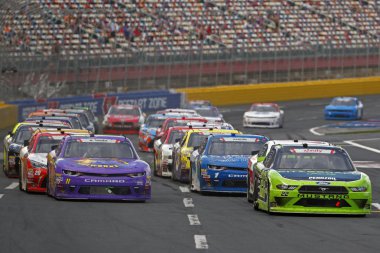 26 Mayıs 2018 - Concord, Kuzey Carolina, ABD: Brad Keselowski (22) ve Ryan Truex (11) yol alan bir yeniden başlatma sırasında Alsco 300 Charlotte Motor Speedway Concord, Kuzey Carolina.