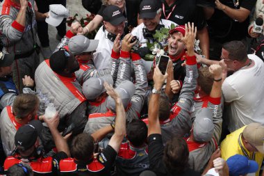 27 Mayıs 2018 - Indianapolis, Indiana, ABD: Avustralya alır damalı bayrak ve WINS Indianapolis 500 Indianapolis, Indiana'nın Indianapolis Motor Speedway adlı irade gücü (12).