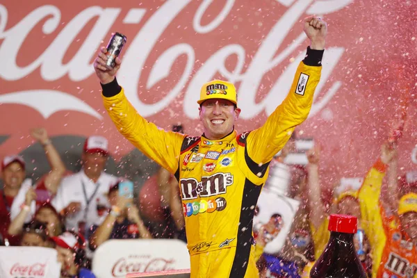 27 Mayıs 2018 - Concord, Kuzey Carolina, ABD: Kyle Busch (18) wins Coca-Cola 600 Charlotte Motor Speedway Concord, Kuzey Karolina.