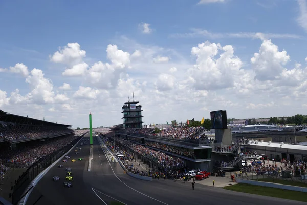 2018年5月27日 印第安纳波利斯 印第安纳 Verizon Indycar 队采取绿色标志为 Indycar 大奖赛在印第安纳波利斯汽车赛道路线在印第安纳 印第安纳州 — 图库照片