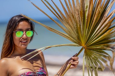 Bir gün sahilde zevk güzel İspanyol ve Latin esmer manken