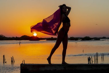 Sabah güneş doğarken zevk güzel İspanyol ve Latin esmer manken