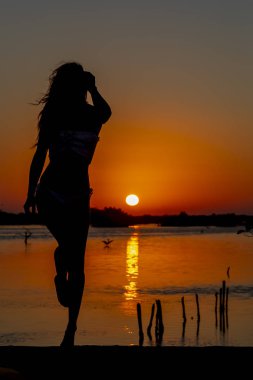 Sabah güneş doğarken zevk güzel İspanyol ve Latin esmer manken