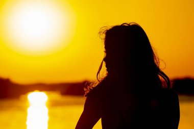 Sabah güneş doğarken zevk güzel İspanyol ve Latin esmer manken