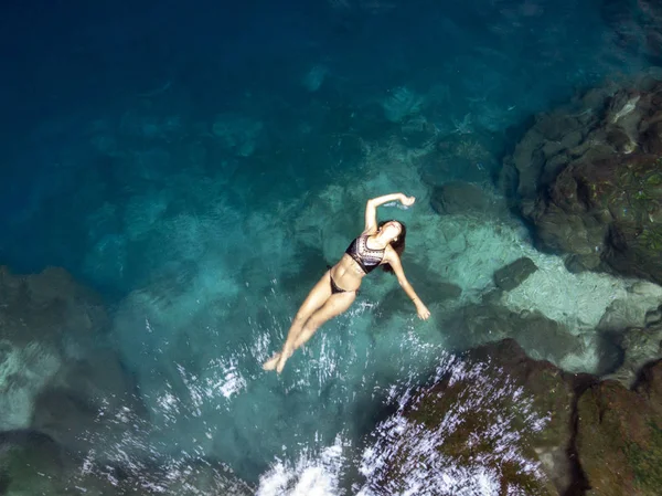 Piękny Model Brunetka Hiszpanin Kąpielą Lokalnym Cenote Pobliżu Yucatan Meksyk — Zdjęcie stockowe