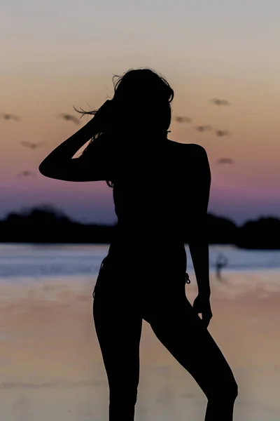 Una Hermosa Modelo Morena Hispana Disfrutando Del Sol Mañana Amanecer — Foto de Stock