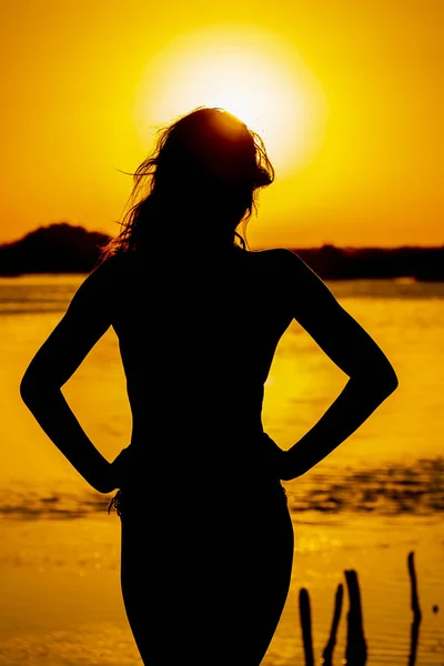 日の出の朝の太陽を楽しむ美しいヒスパニック系ブルネットのモデル — ストック写真