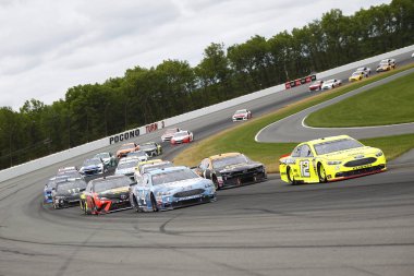 03 Haziran 2018 - uzun gölet, Pennsylvania, ABD: Martin Truex, Jr (78) savaşlar uzun gölet, Pennsylvania Pocono 400 değerinde Pocono Raceway sırasında pozisyon için.