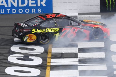 03 Haziran 2018 - uzun gölet, Pennsylvania, ABD: Martin Truex, Jr (78) Pocono Raceway uzun gölet, Pennsylvania Pocono 400 kazandıktan sonra kutluyor.