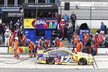 03 Haziran 2018 - uzun gölet, Pennsylvania, ABD: Ricky Stenhouse, Jr (17) hizmeti için pit yolda Pocono Raceway uzun gölet, Pennsylvania Pocono 400 sırasında gelir.