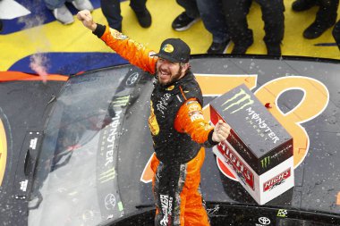 03 Haziran 2018 - uzun gölet, Pennsylvania, ABD: Martin Truex, Jr (78) Pocono Raceway uzun gölet, Pennsylvania Pocono 400 kazandıktan sonra kutluyor.