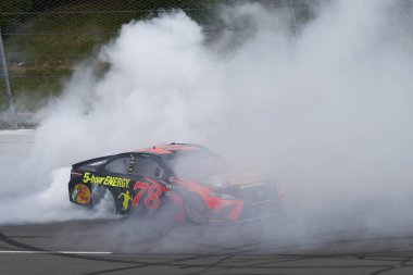 03 Haziran 2018 - uzun gölet, Pennsylvania, ABD: Martin Truex, Jr (78) Pocono Raceway uzun gölet, Pennsylvania Pocono 400 kazandıktan sonra kutluyor.