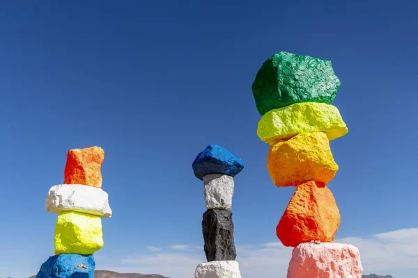 つの魔法山彫刻ラスベガス近くの砂漠に色のスプラッシュを追加します — ストック写真