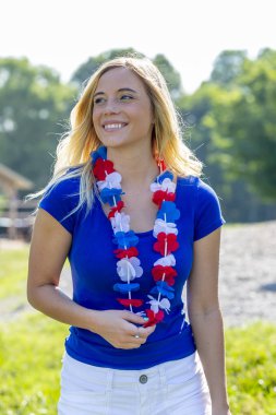 Temmuz tatil 4 sırasında eğlenmek vatansever sarışın manken.  