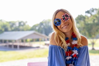 Temmuz tatil 4 sırasında eğlenmek vatansever sarışın manken.  