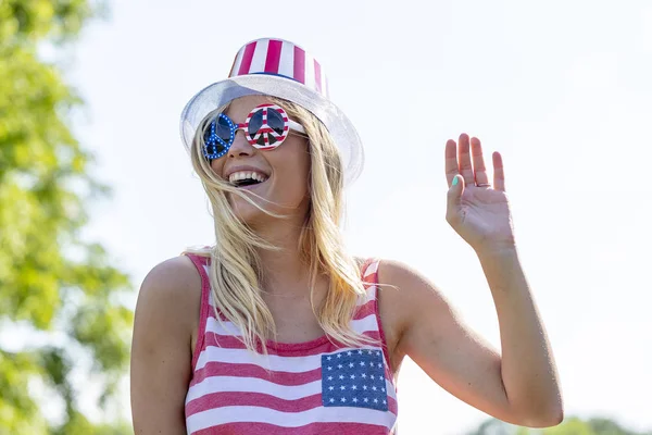 Una Modella Bionda Patriottica Che Diverte Durante Vacanze Del Luglio — Foto Stock