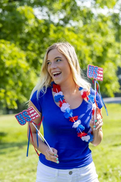 Een Patriottische Blonde Model Plezier Tijdens Juli Holiday — Stockfoto