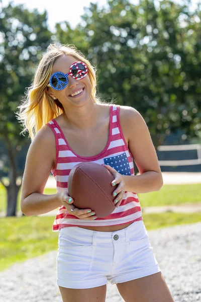 Een Patriottische Blonde Model Plezier Tijdens Juli Holiday — Stockfoto