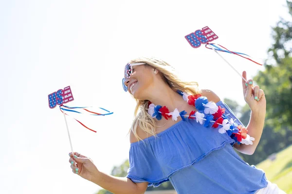 Una Modella Bionda Patriottica Che Diverte Durante Vacanze Del Luglio — Foto Stock