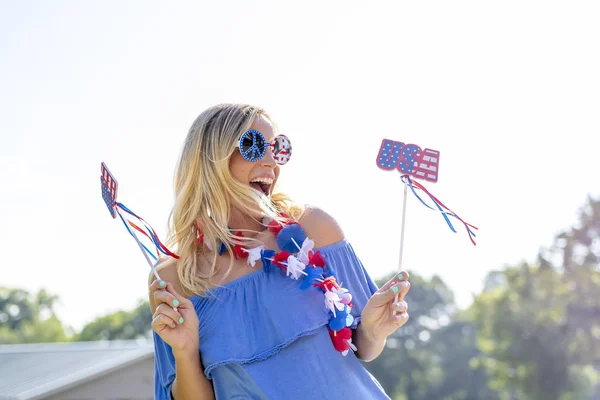Een Patriottische Blonde Model Plezier Tijdens Juli Holiday — Stockfoto