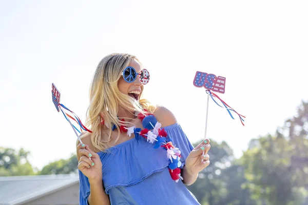 Una Modella Bionda Patriottica Che Diverte Durante Vacanze Del Luglio — Foto Stock