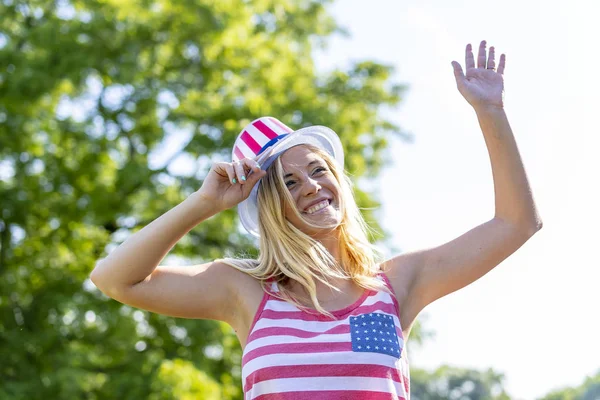 Una Modelo Rubia Patriótica Divirtiéndose Durante Las Vacaciones Del Julio — Foto de Stock