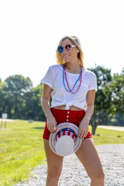 Temmuz tatil 4 sırasında eğlenmek vatansever sarışın manken.  