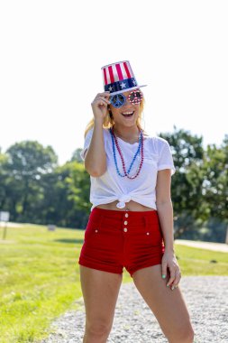 Temmuz tatil 4 sırasında eğlenmek vatansever sarışın manken.  