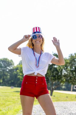 Temmuz tatil 4 sırasında eğlenmek vatansever sarışın manken.  