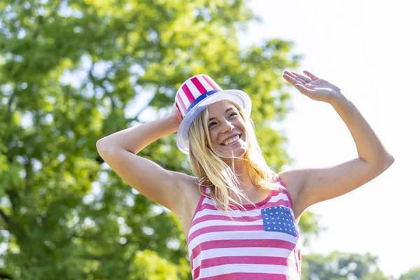 Una Modella Bionda Patriottica Che Diverte Durante Vacanze Del Luglio — Foto Stock