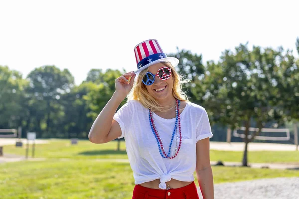 Una Modella Bionda Patriottica Che Diverte Durante Vacanze Del Luglio — Foto Stock