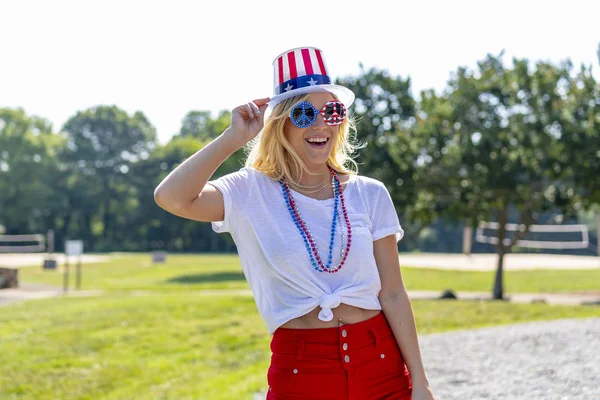 Una Modella Bionda Patriottica Che Diverte Durante Vacanze Del Luglio — Foto Stock