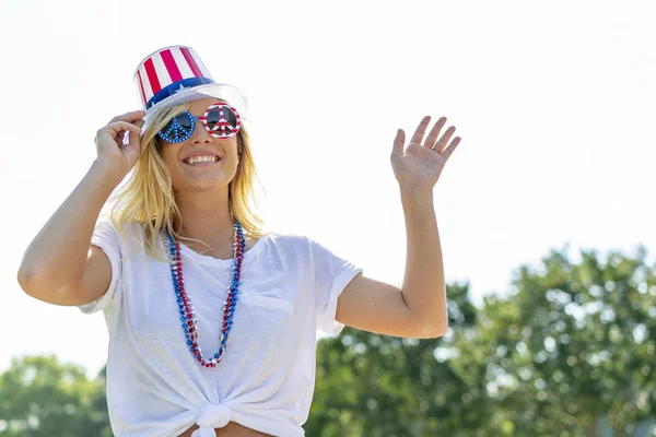 Una Modella Bionda Patriottica Che Diverte Durante Vacanze Del Luglio — Foto Stock