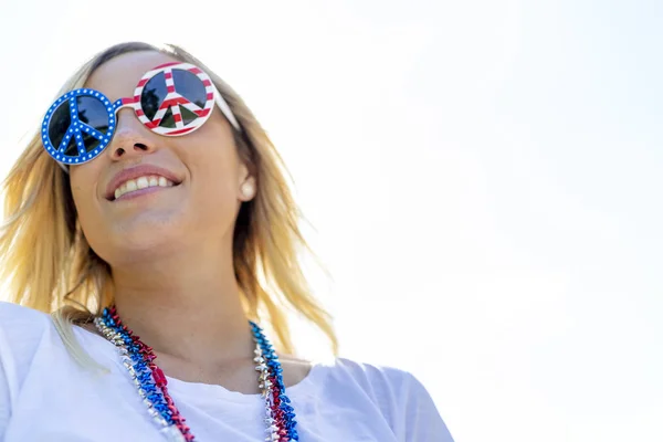 Una Modella Bionda Patriottica Che Diverte Durante Vacanze Del Luglio — Foto Stock