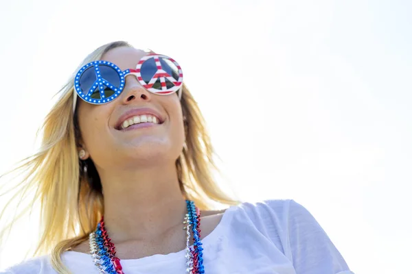 Een Patriottische Blonde Model Plezier Tijdens Juli Holiday — Stockfoto