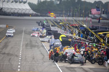 10 Haziran 2018 - Brooklyn, Michigan, ABD: Bir mola sırasında Firekeepers Casino 400 Michigan International Speedway Brooklyn, Michigan, Kurt Busch (41) yapar.