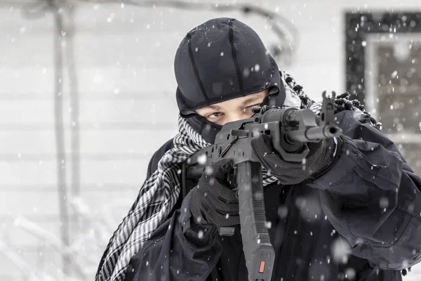 Młody Człowiek Wojskowego Szkolenia Strzelać Broń Podczas Burzy Śnieżnej Warunkach — Zdjęcie stockowe