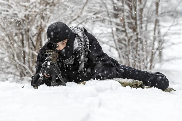 Joven Militar Entrenando Para Disparar Arma Durante Una Tormenta Nieve — Foto de Stock