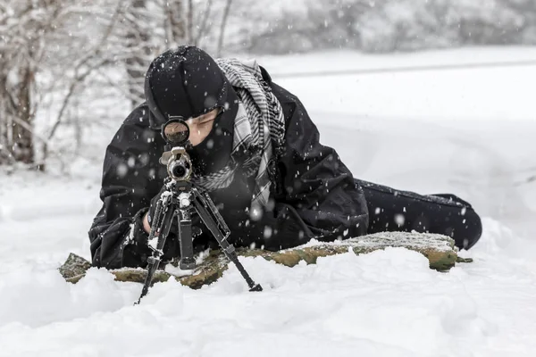 Ein Junger Militärangehöriger Der Bei Einem Schneesturm Freien Trainiert Eine — Stockfoto