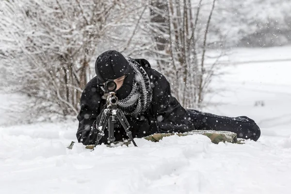 Joven Militar Entrenando Para Disparar Arma Durante Una Tormenta Nieve — Foto de Stock