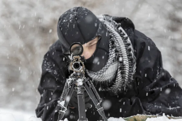 屋外の環境で吹雪の中 武器を撃つ訓練若い軍人 — ストック写真