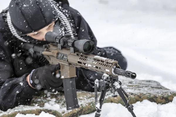 Seorang Tentara Muda Pelatihan Untuk Menembak Senjata Selama Badai Salju — Stok Foto